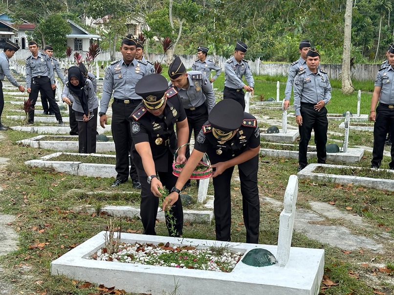 Jelang Hari Pengayoman Ke-79, Imigrasi Kerinci dan Rutan Sungai Penuh Gelar Ziarah dan Tabur Bunga sebagai Wujud Penghormatan Kepada Para Pahlawan Bangsa