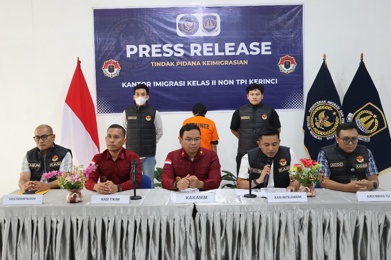 Imigrasi Kerinci amankan Warga Negara Tiongkok yang diduga melanggar Izin Tinggal Keimigrasian Imigrasi Kerinci amankan Warga Negara Tiongkok yang diduga melanggar Izin Tinggal Keimigrasian